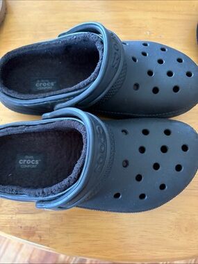 CROCS Black Fuzz-Lined Classic Clog
